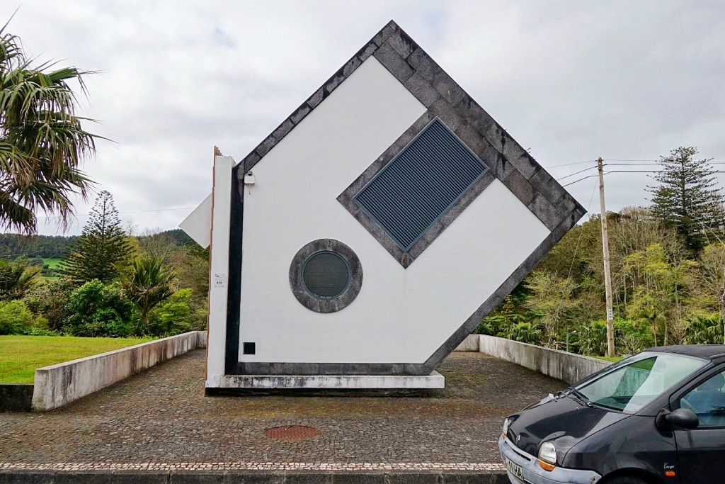 Casa invertida nas Furnas