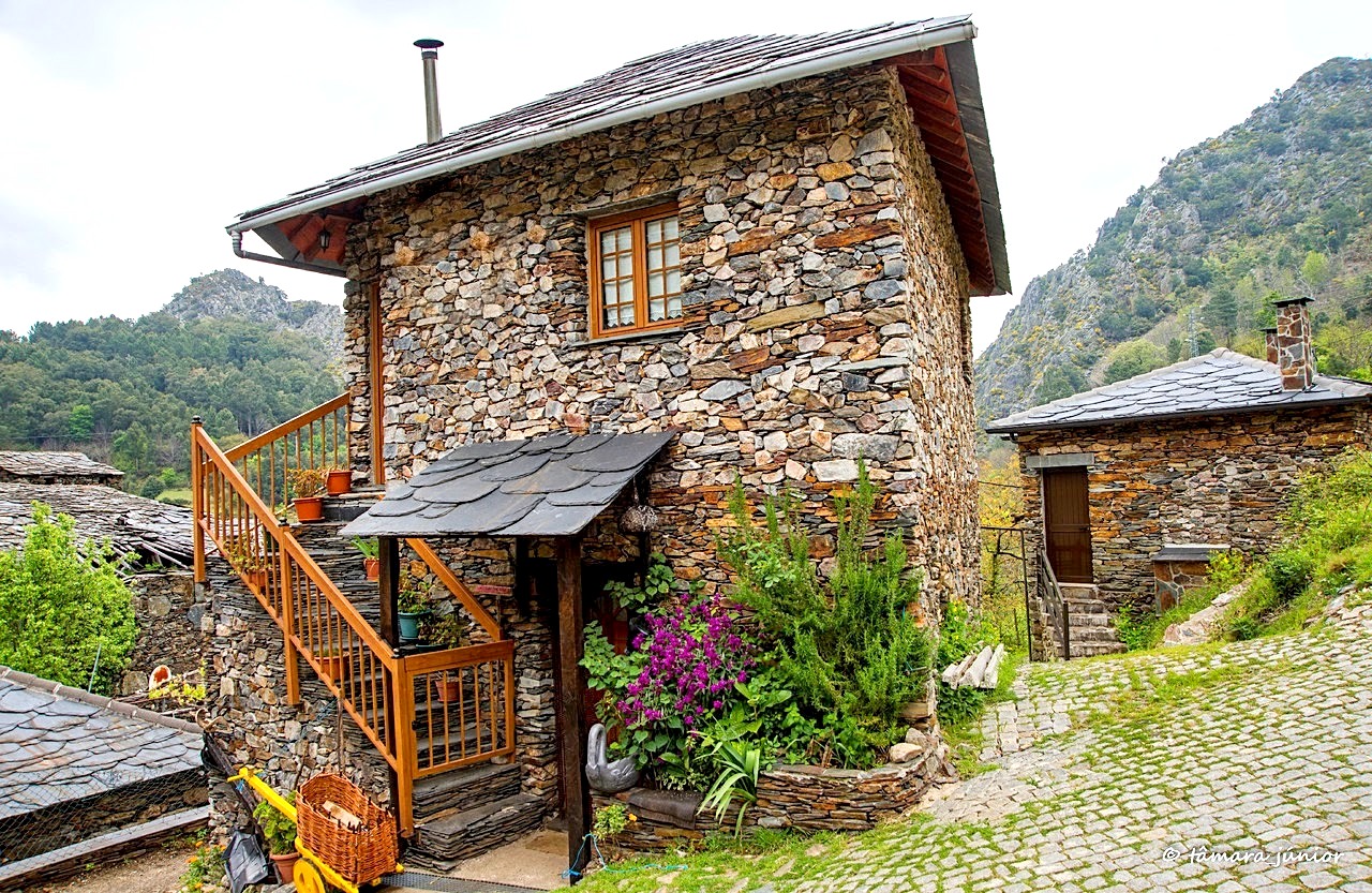 Дом в португалии buy ticket. Casa rural (сельский дом) Испания. Каса де Пинеда Португалия. Португальские домики. Дом в Португалии.