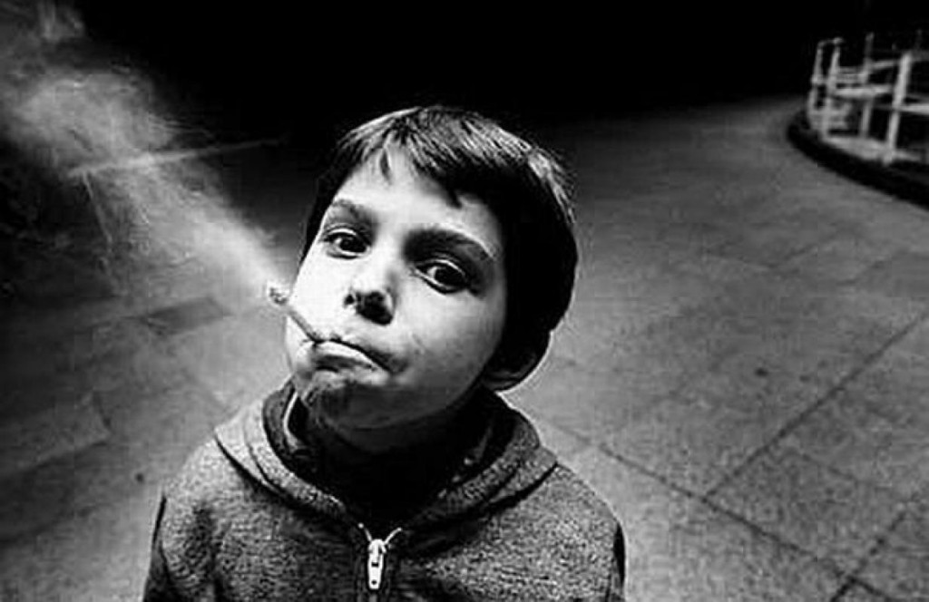 Crianças a fumar