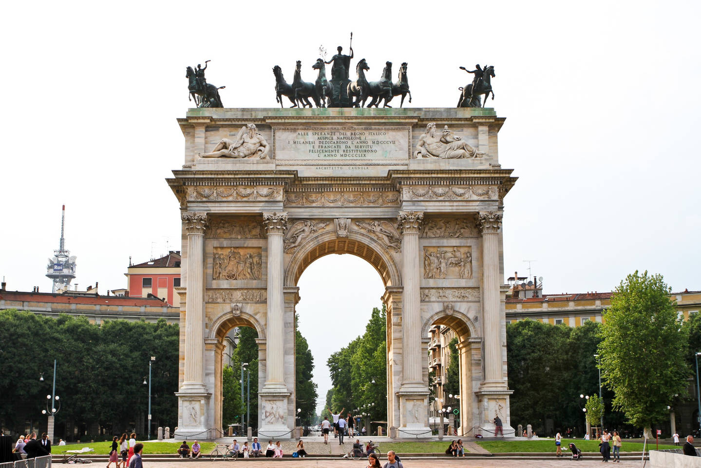 Arco dela pacce ao lado da Torre Branca