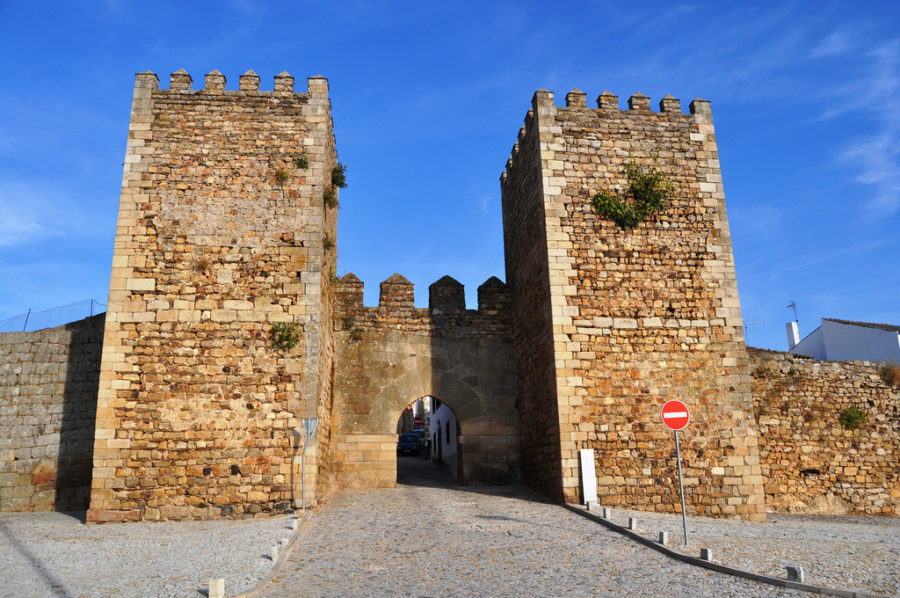 Fortaleza y muralla prerrománica