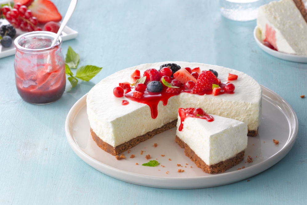 Cheesecake com molho de frutos vermelhos