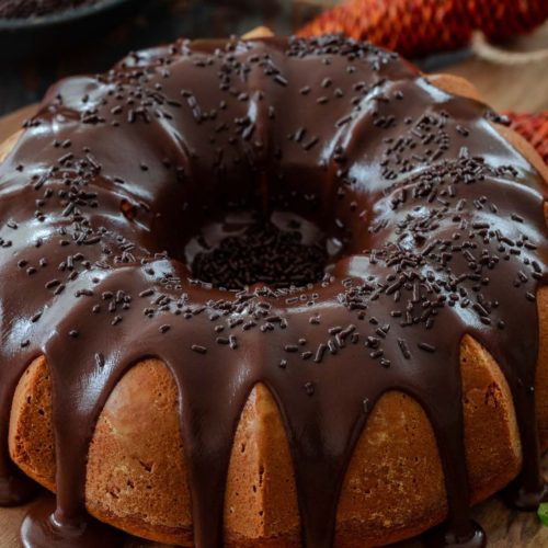 Bolo de cenoura e laranja com cobertura de chocolate