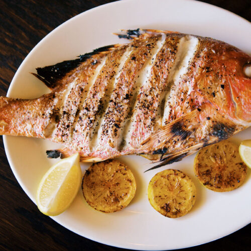 Peixe vermelho assado no forno