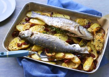 Peixe assado no forno com batatas