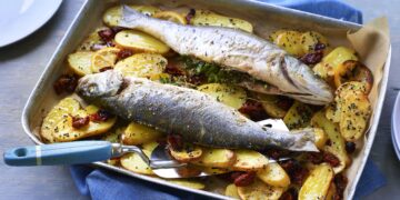 Peixe assado no forno com batatas