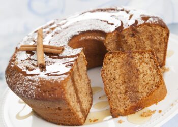 Bolo de mel e canela