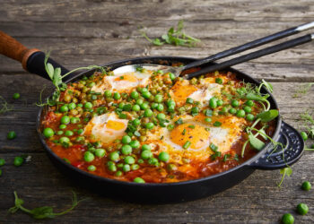 Ervilhas com ovo escalfado