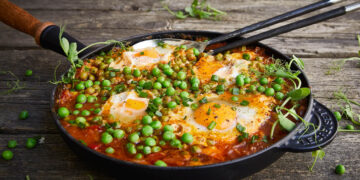 Ervilhas com ovo escalfado