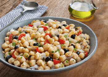 Salada de grão de bico com bacalhau