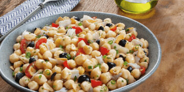 Salada de grão de bico com bacalhau