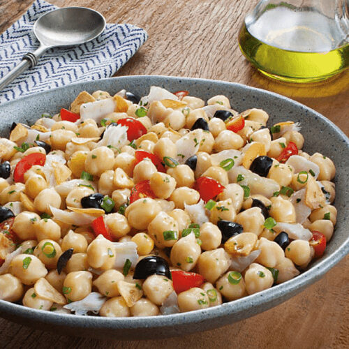 Salada de grão de bico com bacalhau