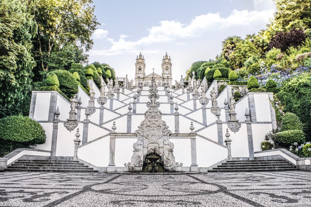 Quais são as atrações mais populares em cada distrito de Portugal