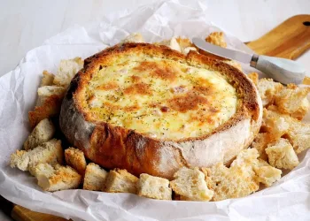 Pão recheado com queijo e bacon