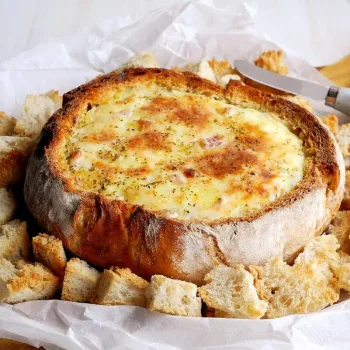 Pão recheado com queijo e bacon