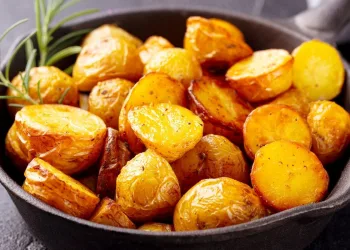 Batatas assadas no forno com azeite e alho