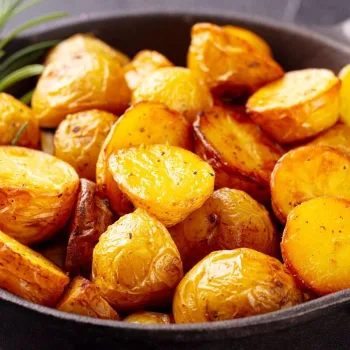Batatas assadas no forno com azeite e alho