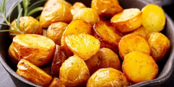 Batatas assadas no forno com azeite e alho