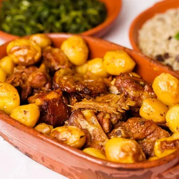 Cabrito assado no forno com mel e alecrim