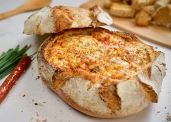 Pão recheado com queijo e chouriço