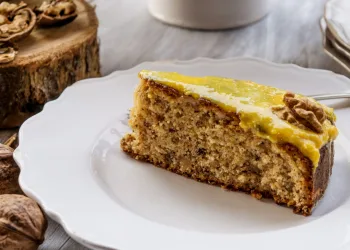 Bolo de nozes com creme de ovos