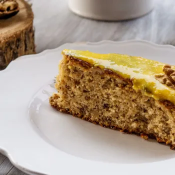 Bolo de nozes com creme de ovos