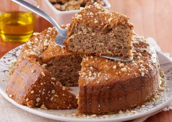 Bolo de nozes e canela