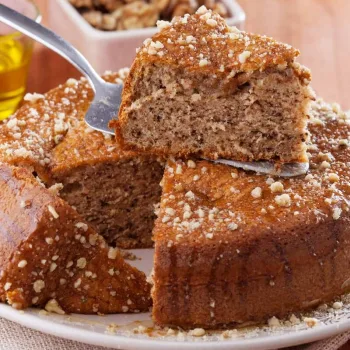 Bolo de nozes e canela