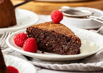 Bolo de chocolate e avelãs