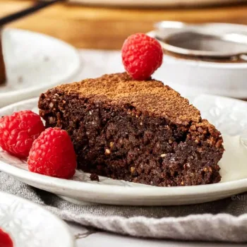 Bolo de chocolate e avelãs
