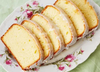 Bolo de iogurte grego e limão