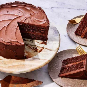 Bolo de chocolate com recheio de leite condensado