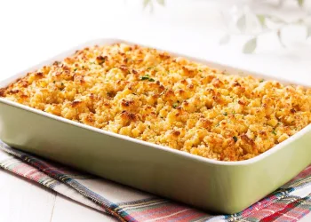 Bacalhau desfiado com broa