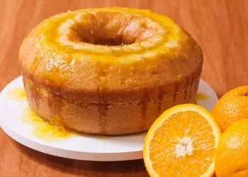Bolo de laranja com calda