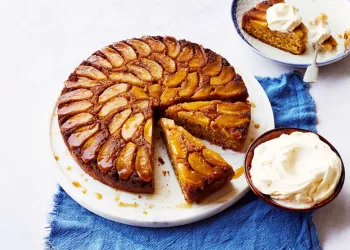 Bolo de maçã caramelizado