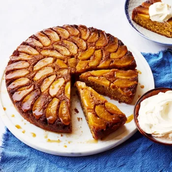 Bolo de maçã caramelizado