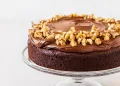 Bolo de chocolate húmido com nozes