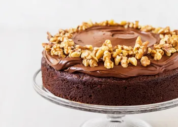 Bolo de chocolate húmido com nozes