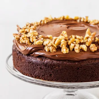 Bolo de chocolate húmido com nozes