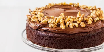 Bolo de chocolate húmido com nozes