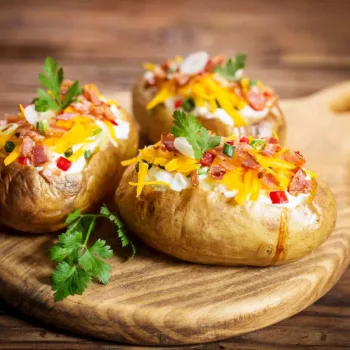 Batatas no forno recheadas com queijo e bacon