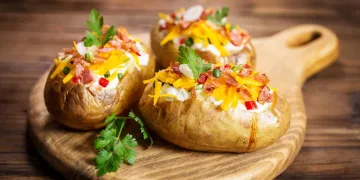 Batatas no forno recheadas com queijo e bacon