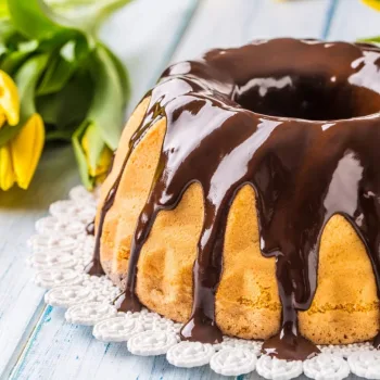 Bolo de cenoura com cobertura de chocolate