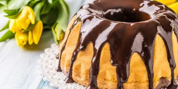 Bolo de cenoura com cobertura de chocolate