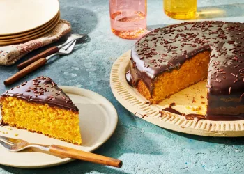 Bolo de cenoura húmido e fofo