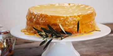 Bolo de amêndoa com doce de ovos