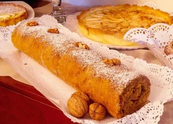 Torta de nozes com doce de ovos