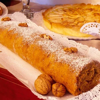 Torta de nozes com doce de ovos
