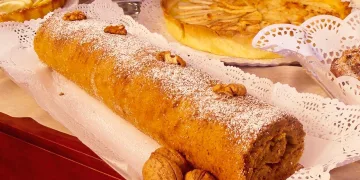 Torta de nozes com doce de ovos