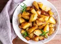 Batatas assadas no forno com alecrim e alho